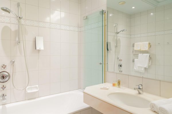 landhaus-apartments-appartement-11-badezimmer-badewanne-dusche Badezimmer im Apartment #11 mit Badewanne und Dusche