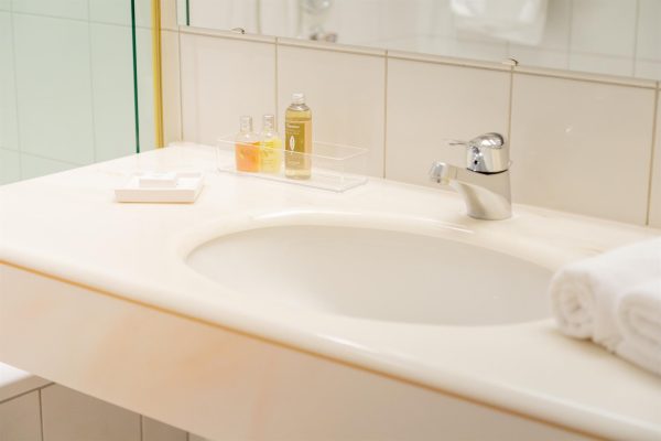 landhaus-apartments-appartement-11-badezimmer-waschbecken-amenities Badezimmer im Apartment #11 mit Waschbecken und Pflegeprodukten