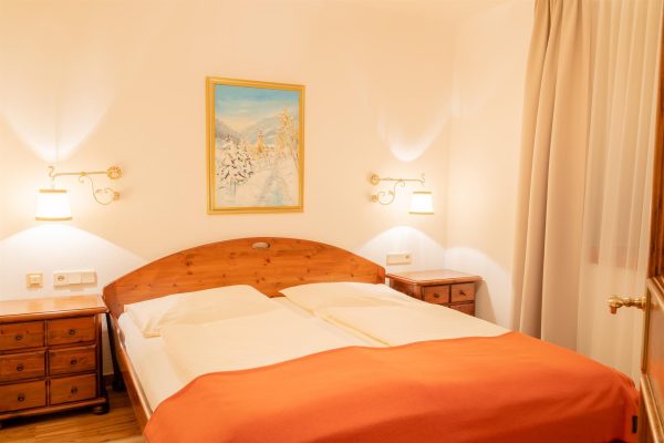 landhaus-apartments-appartement-11-schlafzimmer-doppelbett Schlafzimmer im Apartment #11 mit Doppelbett