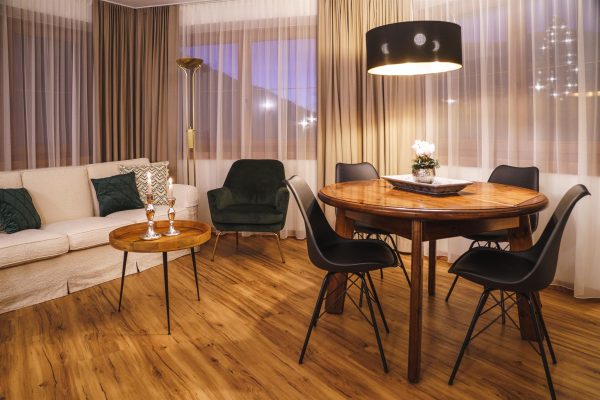 landhaus-apartments-appartement-12-wohn-essbereich-esstisch Wohn-/Essbereich im Apartment #12 mit Esstisch