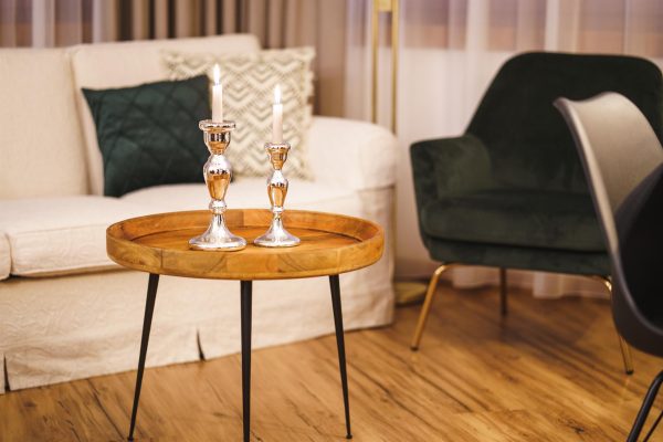 landhaus-apartments-appartement-12-wohnzimmer-couchtisch-kerzen-detail Wohnzimmer im Apartment #12 mit Couchtisch, Kerzendeko und Detailansicht