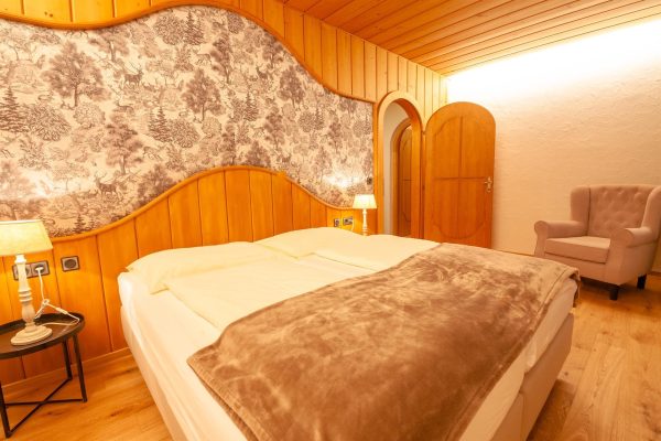 landhaus-apartments-appartement-15-schlafzimmer-doppelbett-frontal Schlafzimmer im Apartment #15 mit Doppelbett und Frontalansicht
