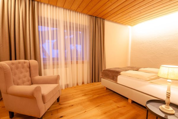 landhaus-apartments-appartement-15-schlafzimmer-einzelbett-ohrensessel Schlafzimmer im Apartment #15 mit Einzelbett und Ohrensessel