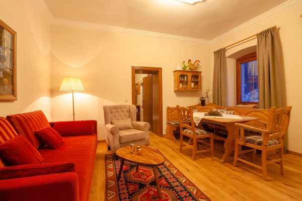 landhaus-apartments-appartement-15-wohn-essbereich-panorama Wohn-/Essbereich im Apartment #15 mit Panoramablick