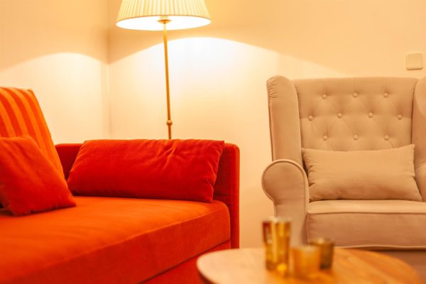 landhaus-apartments-appartement-15-wohnzimmer-sofa-ohrensessel-detail Wohnzimmer im Apartment #15 mit Sofa, Ohrensessel und Detailansicht