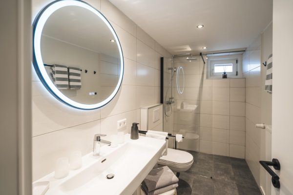 landhaus-apartments-appartement-16-badezimmer-led-spiegel-regendusche Badezimmer im Apartment #16 mit LED-Spiegel und Regendusche