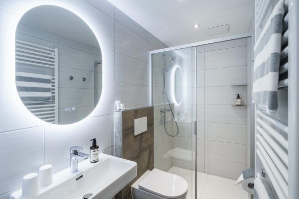 landhaus-apartments-appartement-18-badezimmer-led-spiegel-dusche Badezimmer im Apartment #18 mit LED-Spiegel und Dusche