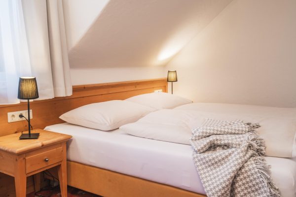 landhaus-apartments-appartement-18-schlafzimmer-doppelbett-dachschraege Schlafzimmer im Apartment #18 mit Doppelbett und Dachschräge