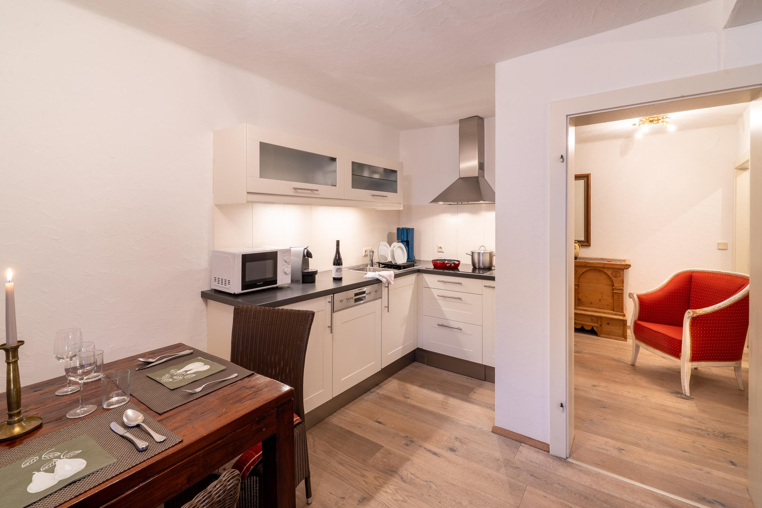 Küche im Apartment #19 mit Essbereich und gedecktem Tisch