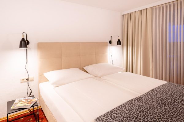 landhaus-apartments-appartement-19-schlafzimmer-doppelbett Schlafzimmer im Apartment #19 mit Doppelbett